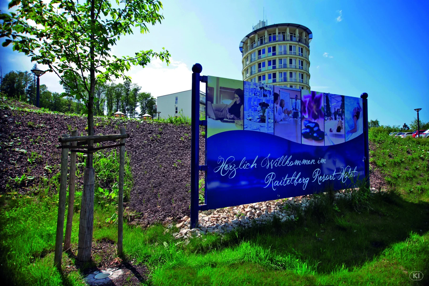 Großformatige Außenwerbung am Raitelberg Resort.